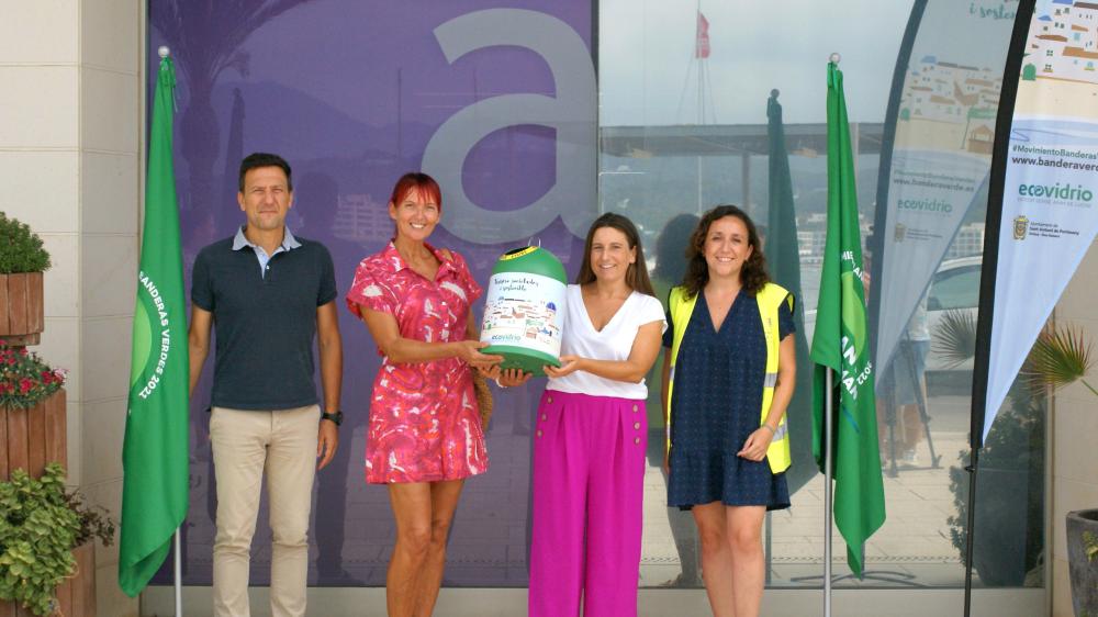  Imagen El Ayuntamiento de Sant Antoni de Portmany entrega un miniglú de Ecovidrio a la ganadora de su concurso de ‘Banderas Verdes’