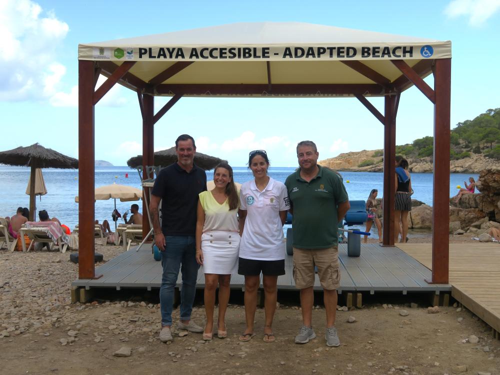  Imagen El Ayuntamiento de Sant Antoni de Portmany renueva el servicio de accesibilidad y baño asistido en las playas del municipio