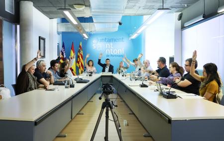 El pleno extraordinario de Sant Antoni aprueba por unanimidad el expediente de contratación del proyecto de las obras del bulevard de la calle Vara de Rey