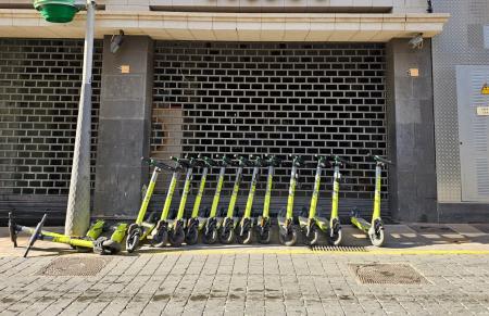 La Policía Local de Sant Antoni retira varios patinetes eléctricos de la vía pública que se alquilaban sin autorización