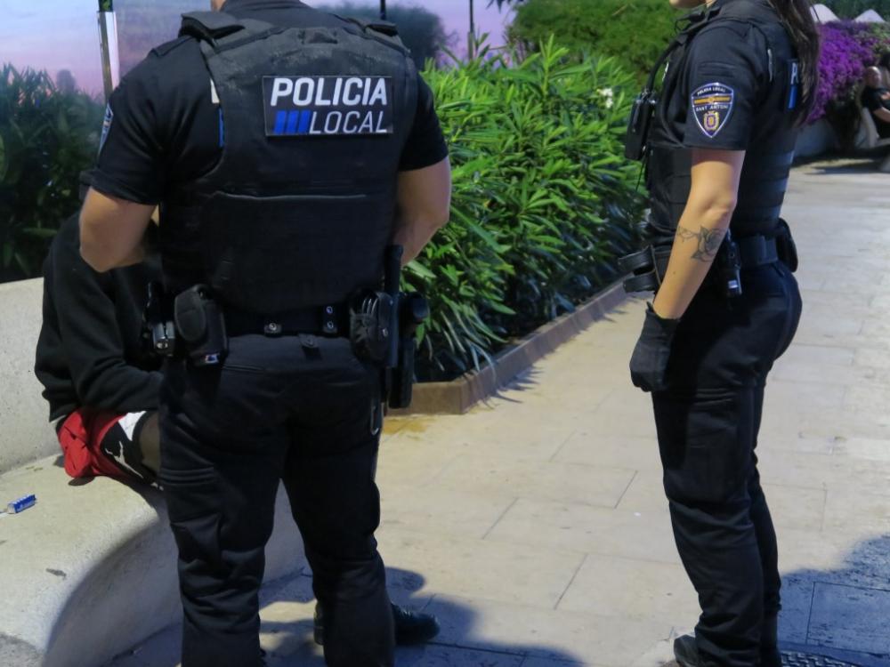  Imagen La Policía Local de Sant Antoni realiza 25 detenciones por venta de óxido nitroso desde el inicio de la temporada